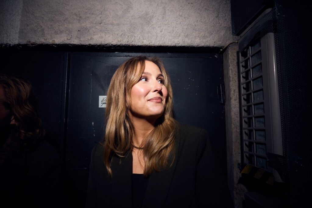 Alexandra Åhré, Head of Digital på Oddwork, ser upp mot höger med en neutral ansiktsuttryck.