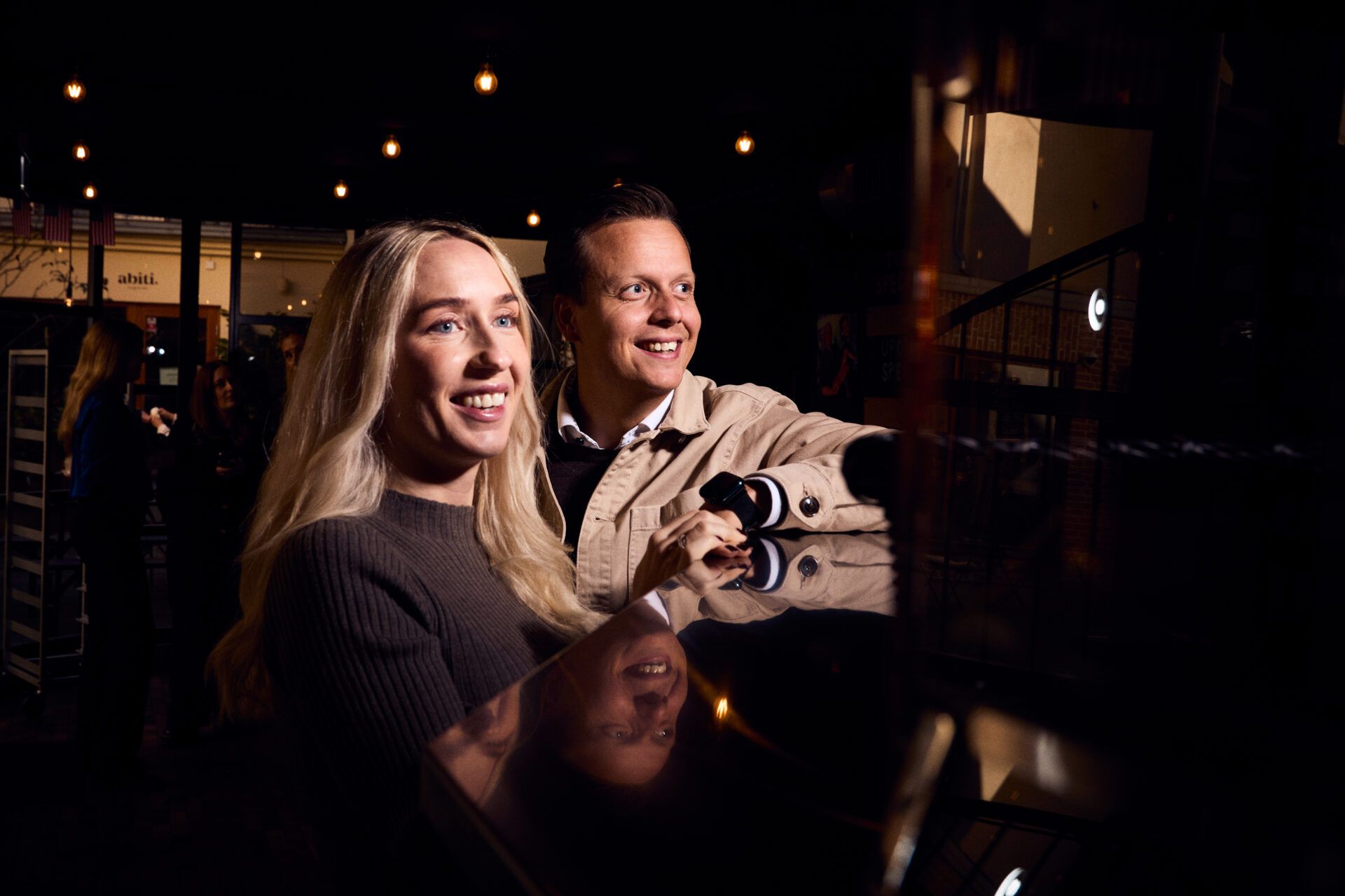 Två kollegor från Oddwork i bild, från vänster Sandra Svanström och Mattias Marberg.